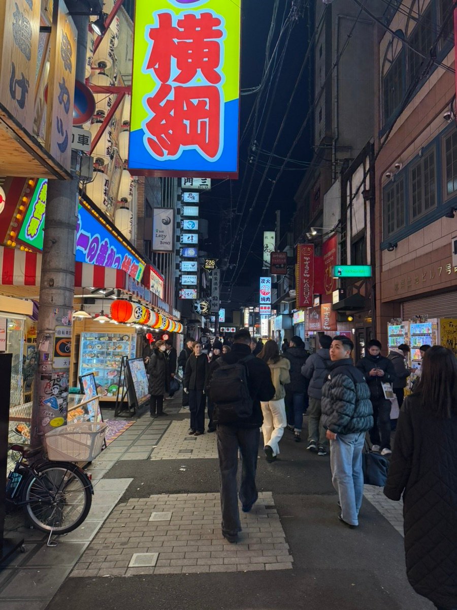 大阪新世界街景，人群、灯笼和各种店铺招牌