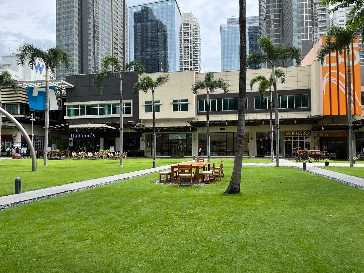 乌普镇博尼法西奥绿色广场上的浮石雕塑