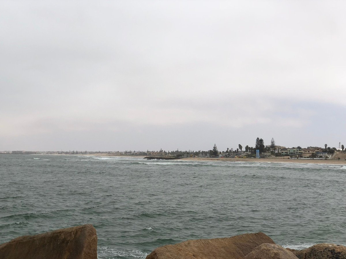 Plataforma flotante naranja en el océano Atlántico