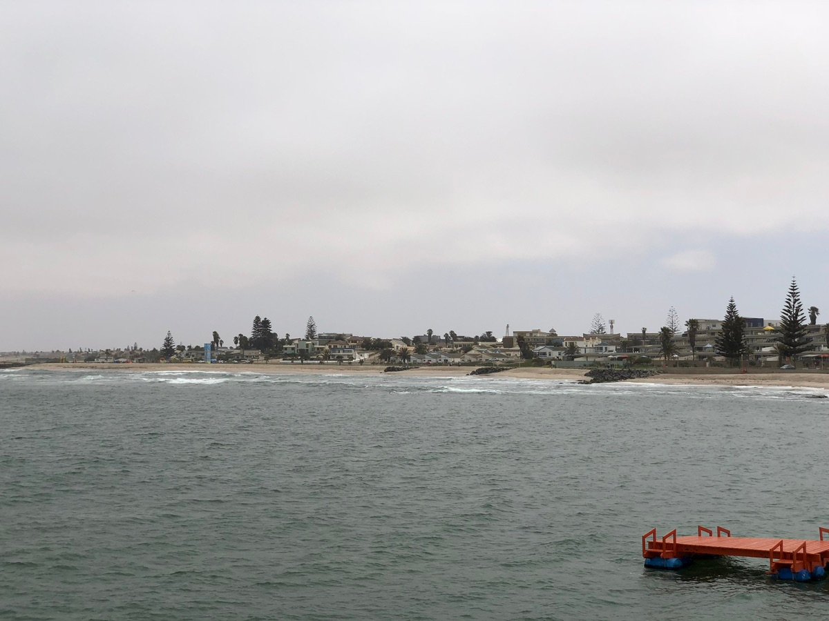 Línea costera de Swakopmund con edificios en la distancia