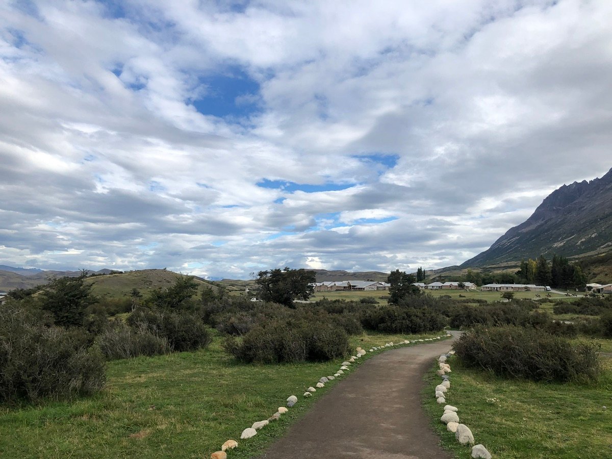 从远处看,远处的森林山脉和多云的天空。