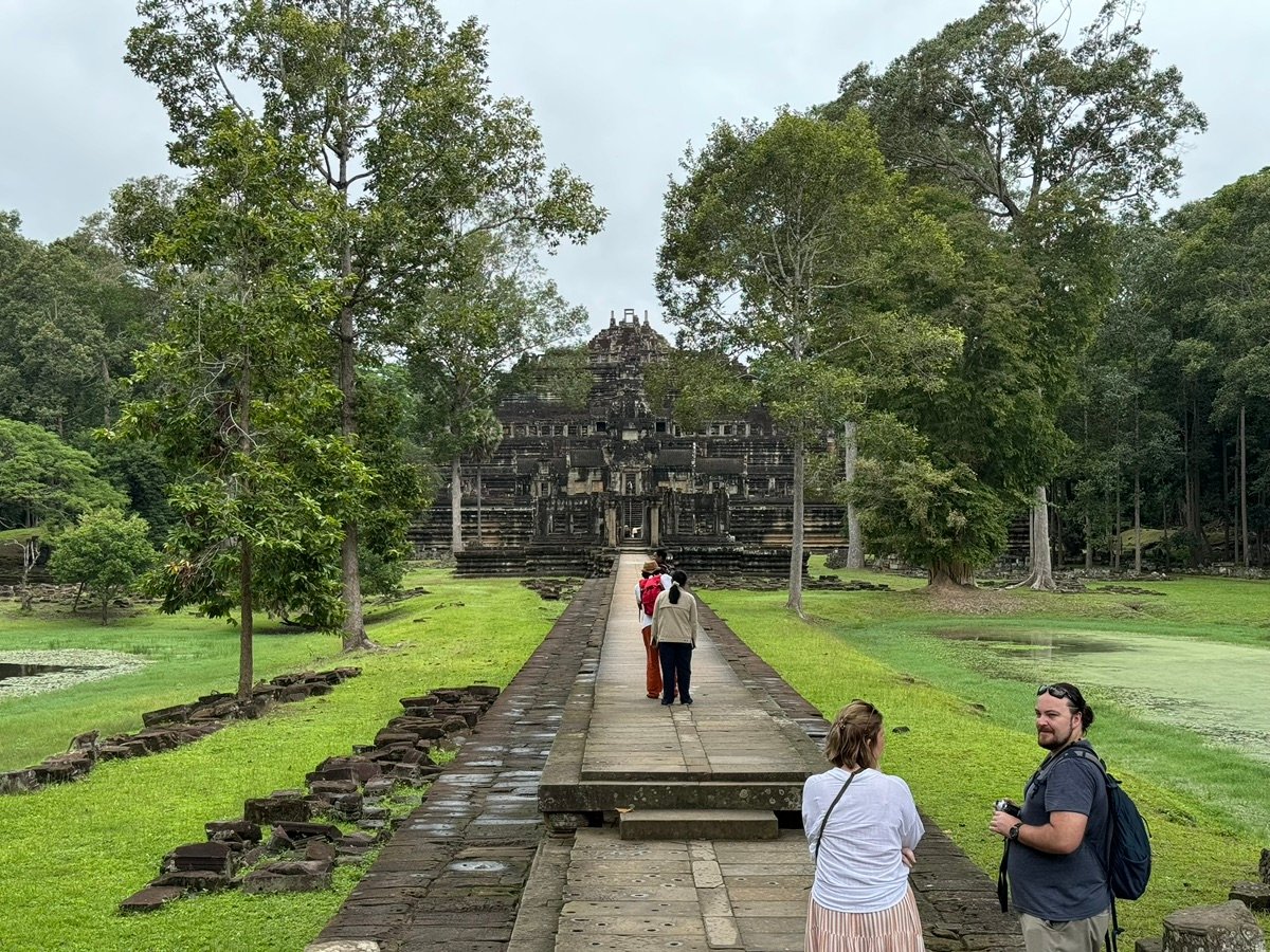 草に覆われた古代の石の遺跡。