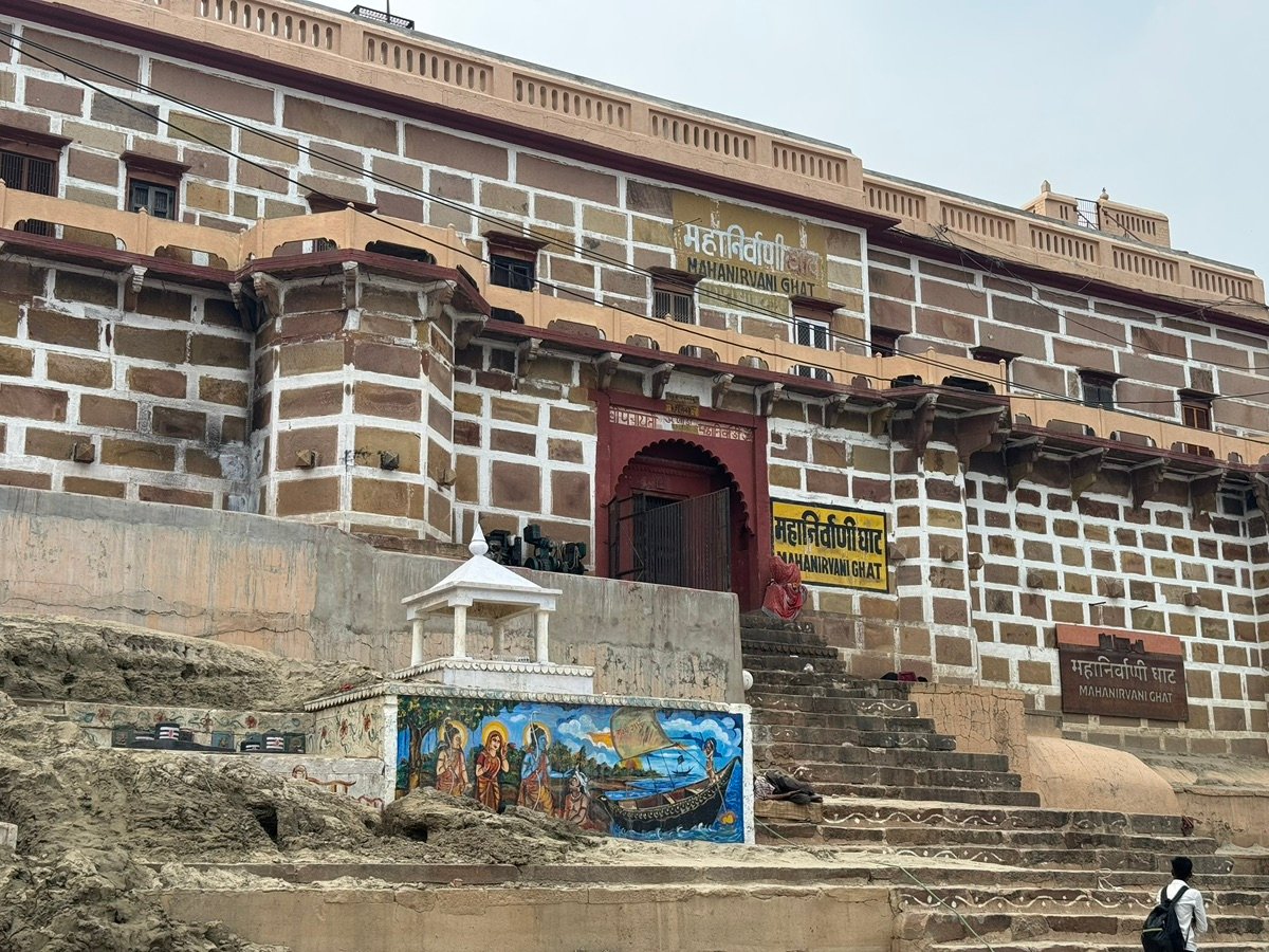 瓦拉纳西恒河的广阔景象，远处的河岸