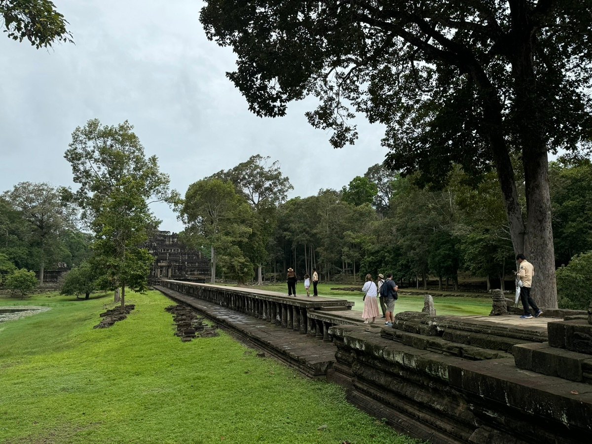 木々の間から見える寺院の構造のクローズアップ。