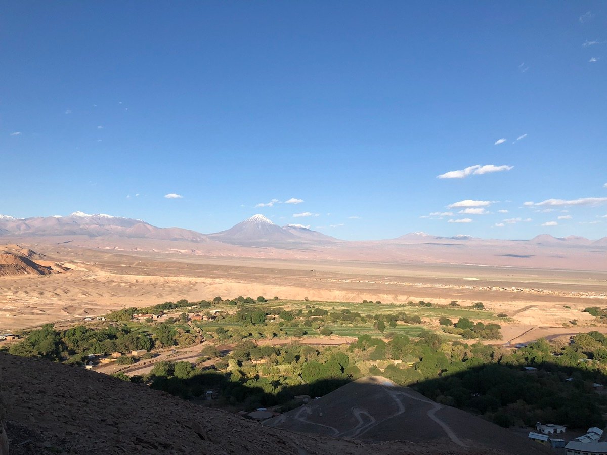 阿塔卡马沙漠的山谷，阳光和阴影交织。