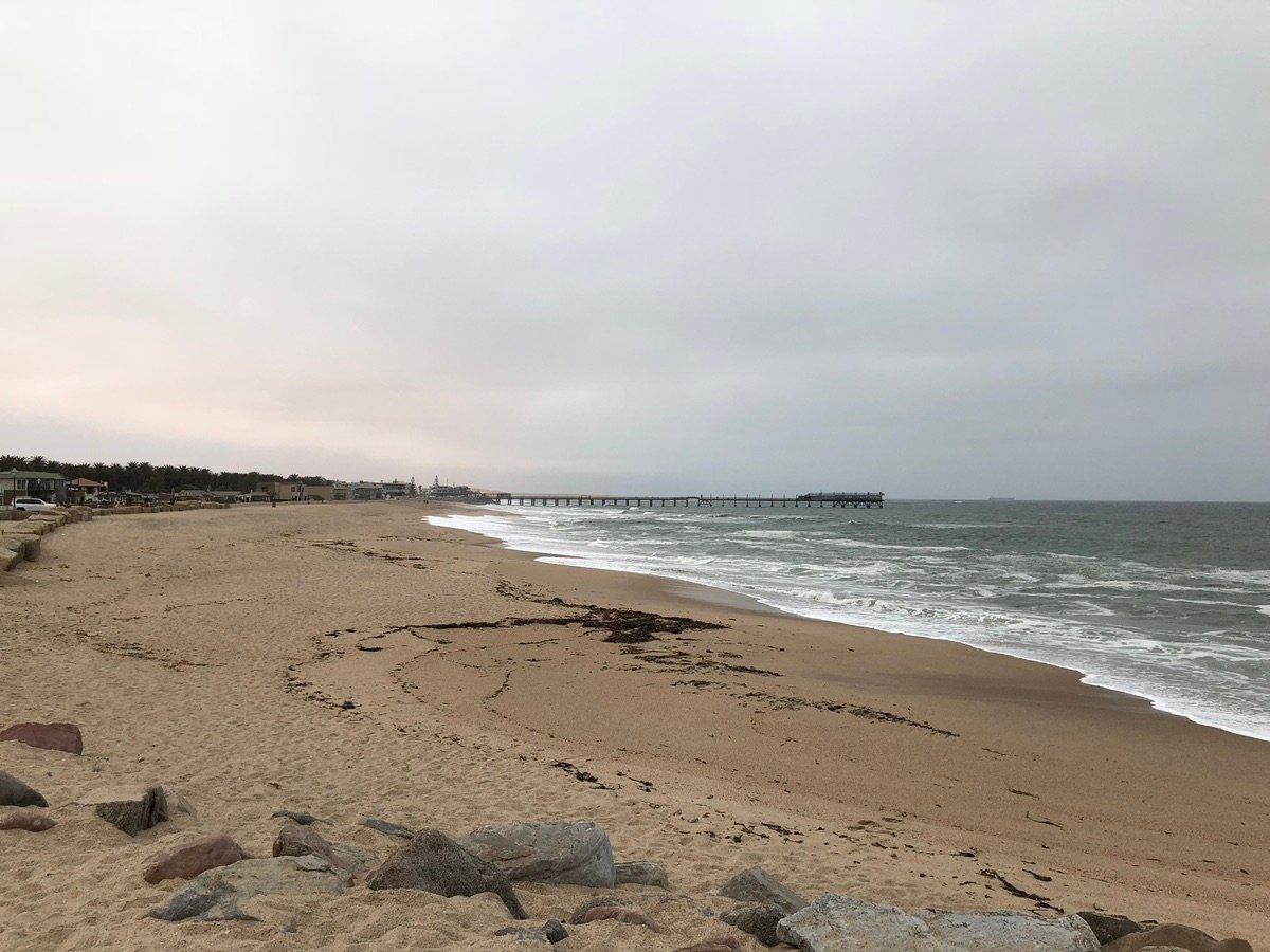 Plataforma flotante en la playa de Swakopmund y la costa a lo lejos