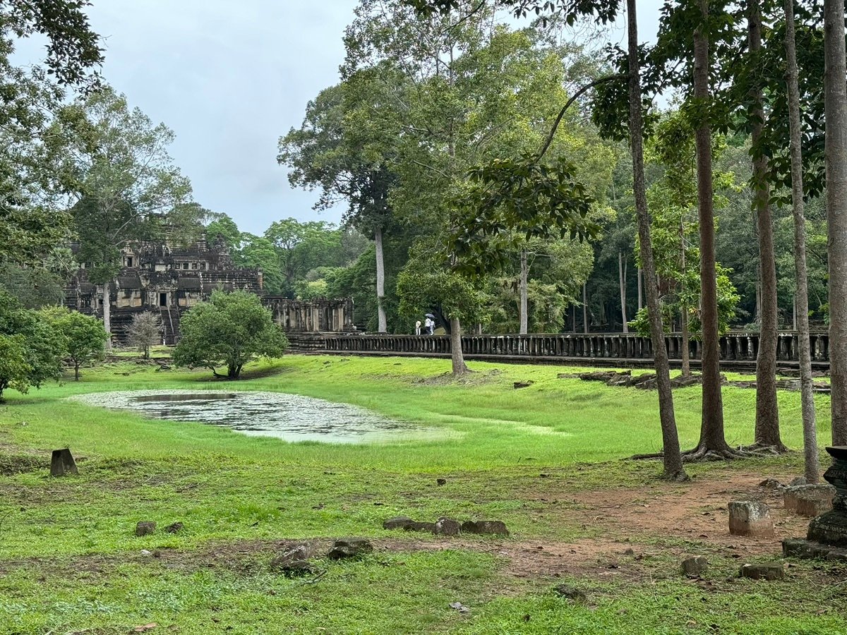 鬱蒼としたジャングルから現れるバクセイ・チャムクロン寺院。