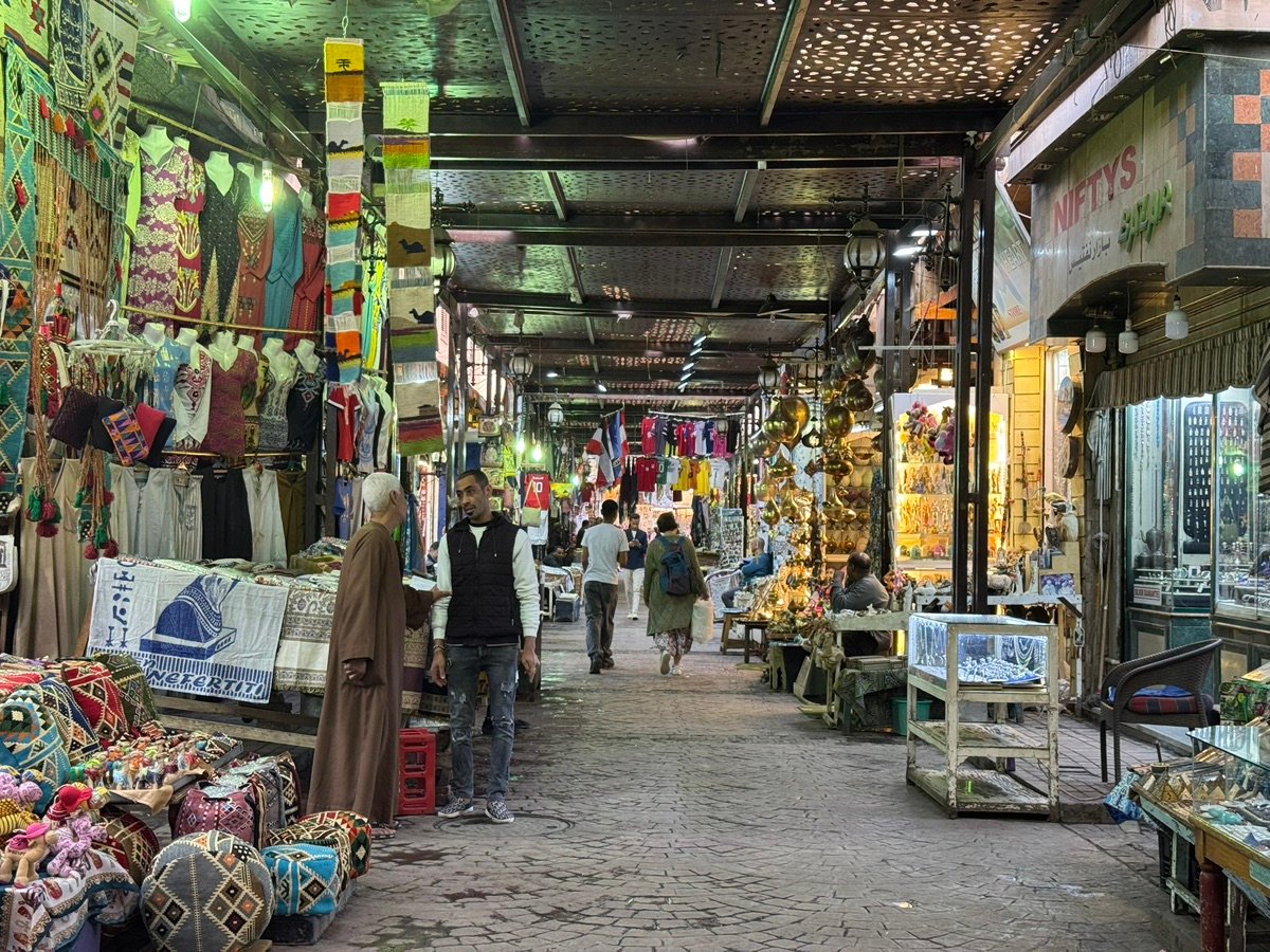 汗哈利利集市右侧摊位的特写，展示着复杂的金属制品框架和传统装饰品