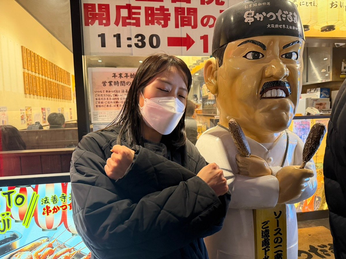 串かつ横綱招牌特写和密集的空中电线