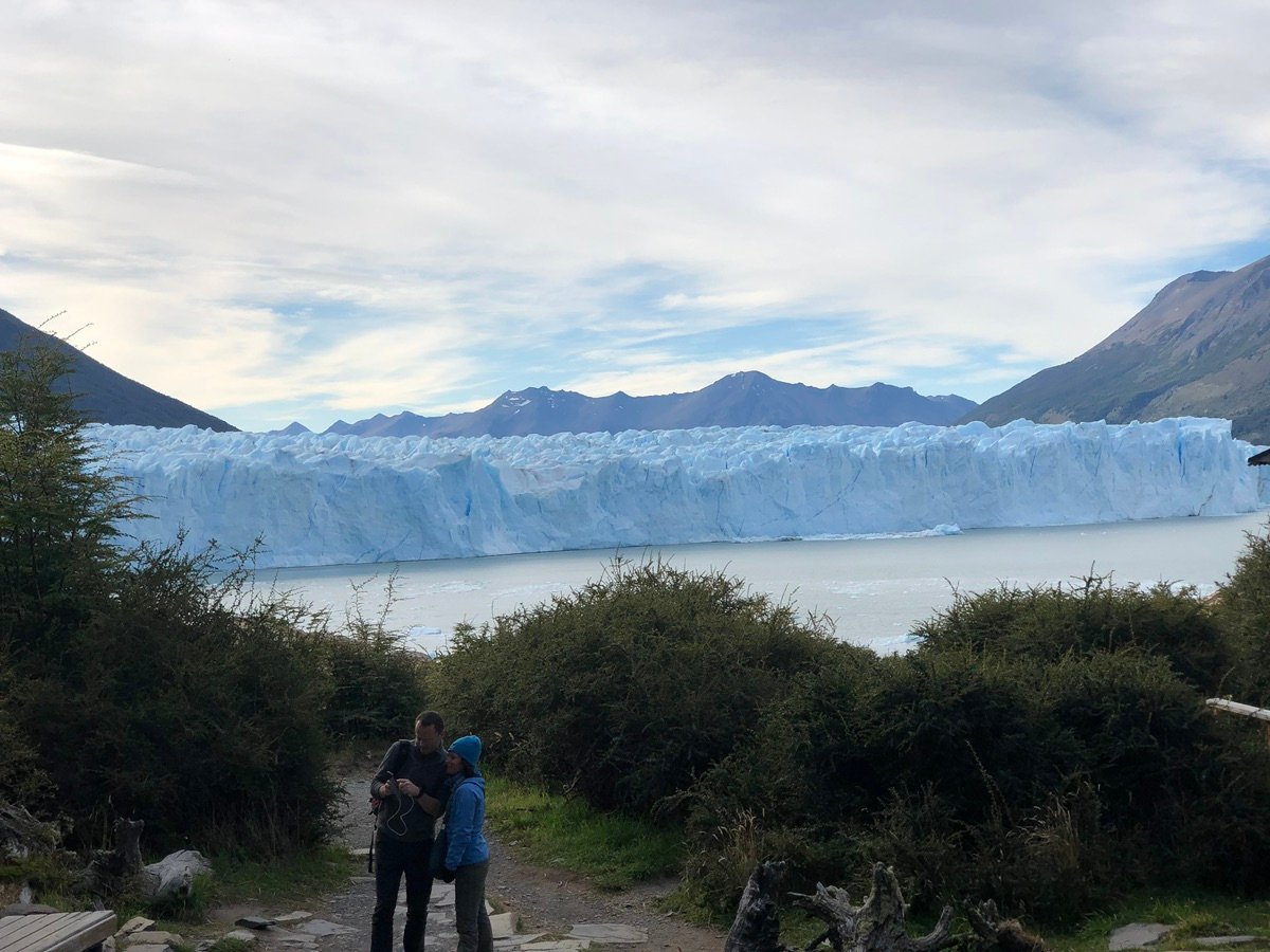 人们在木制观景台上观赏佩里托莫雷诺冰川。