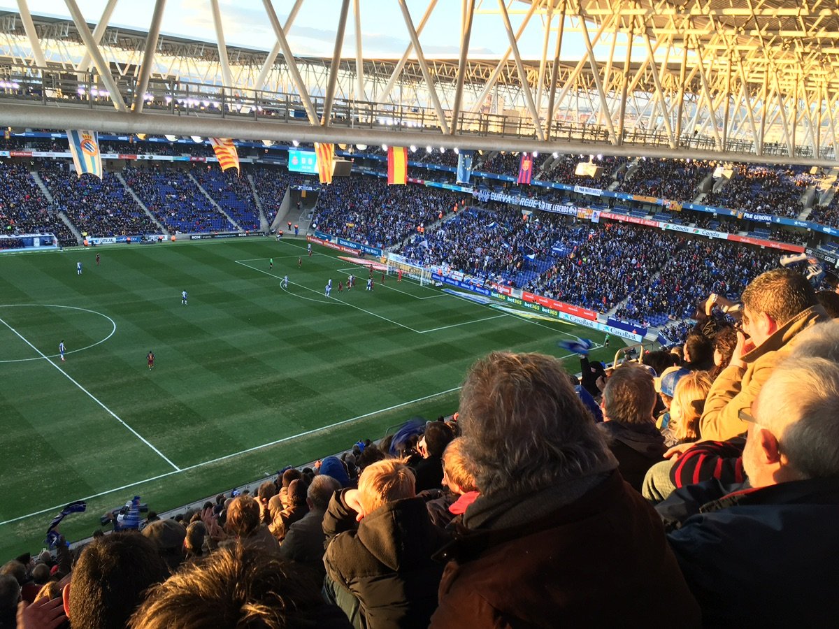 RCDE体育场的足球比赛场景