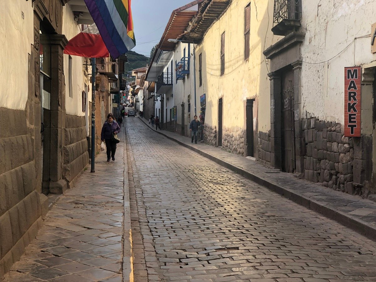 库斯科苏埃西亚街上飘扬的彩色旗帜和历史建筑