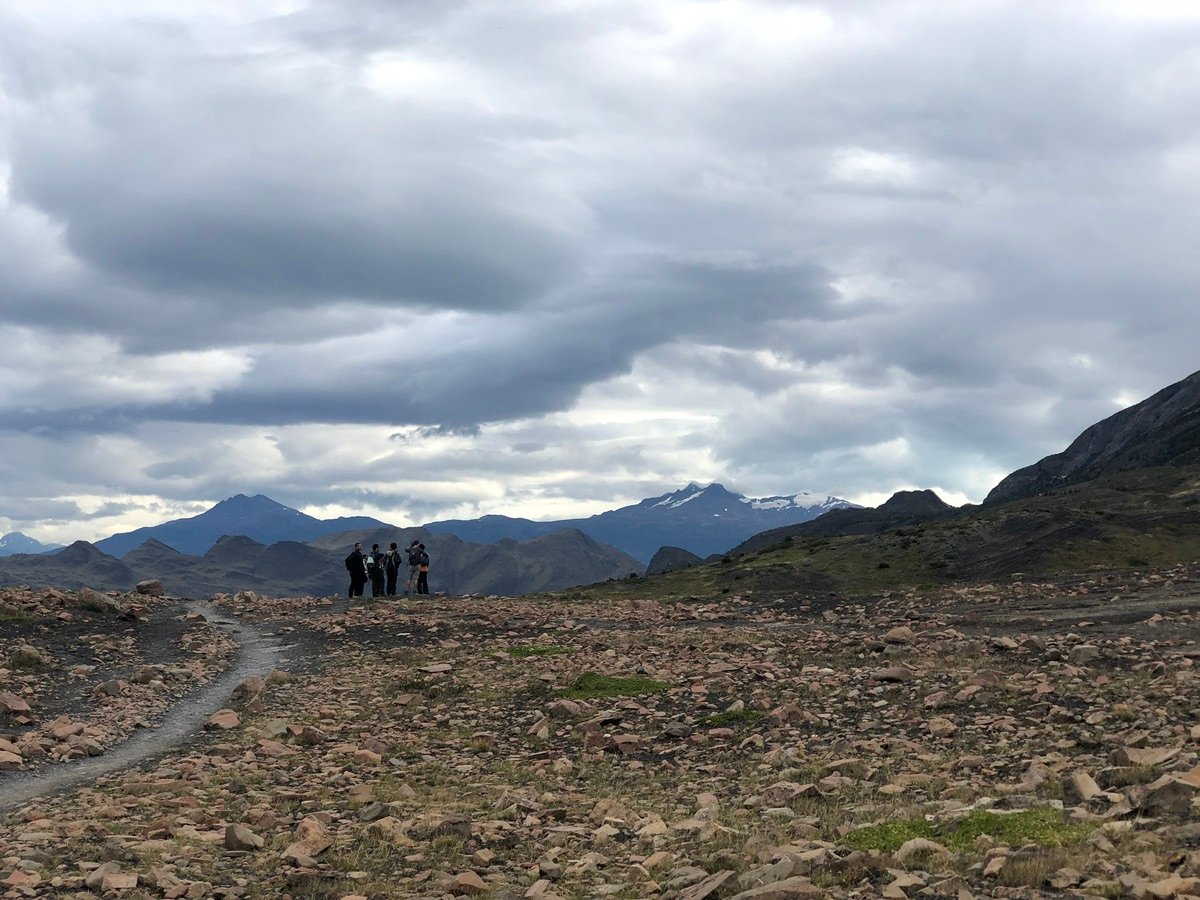 W徒步路线上独特的红色岩石和深色土壤特写