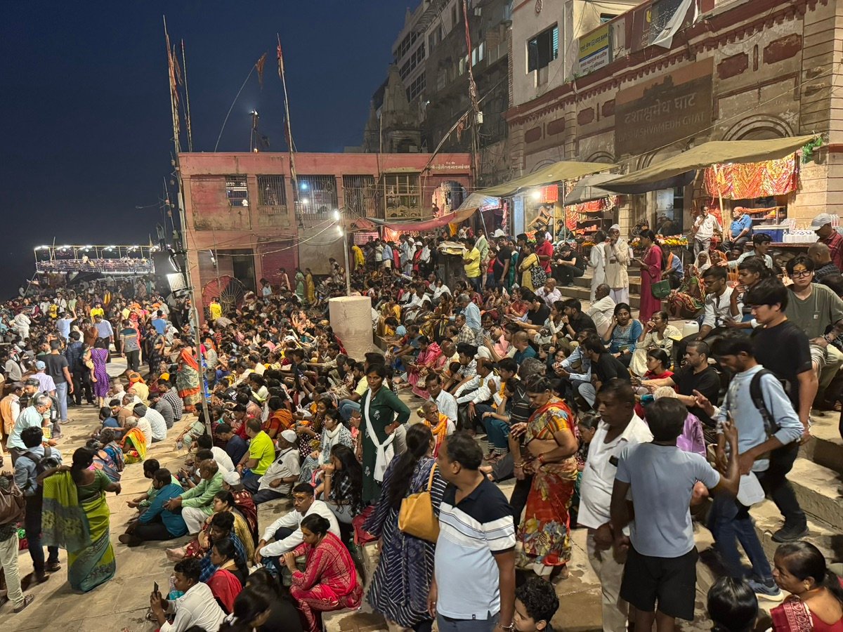 Crowd and boats during Ganga Aarti at Dashashwamedh Ghat