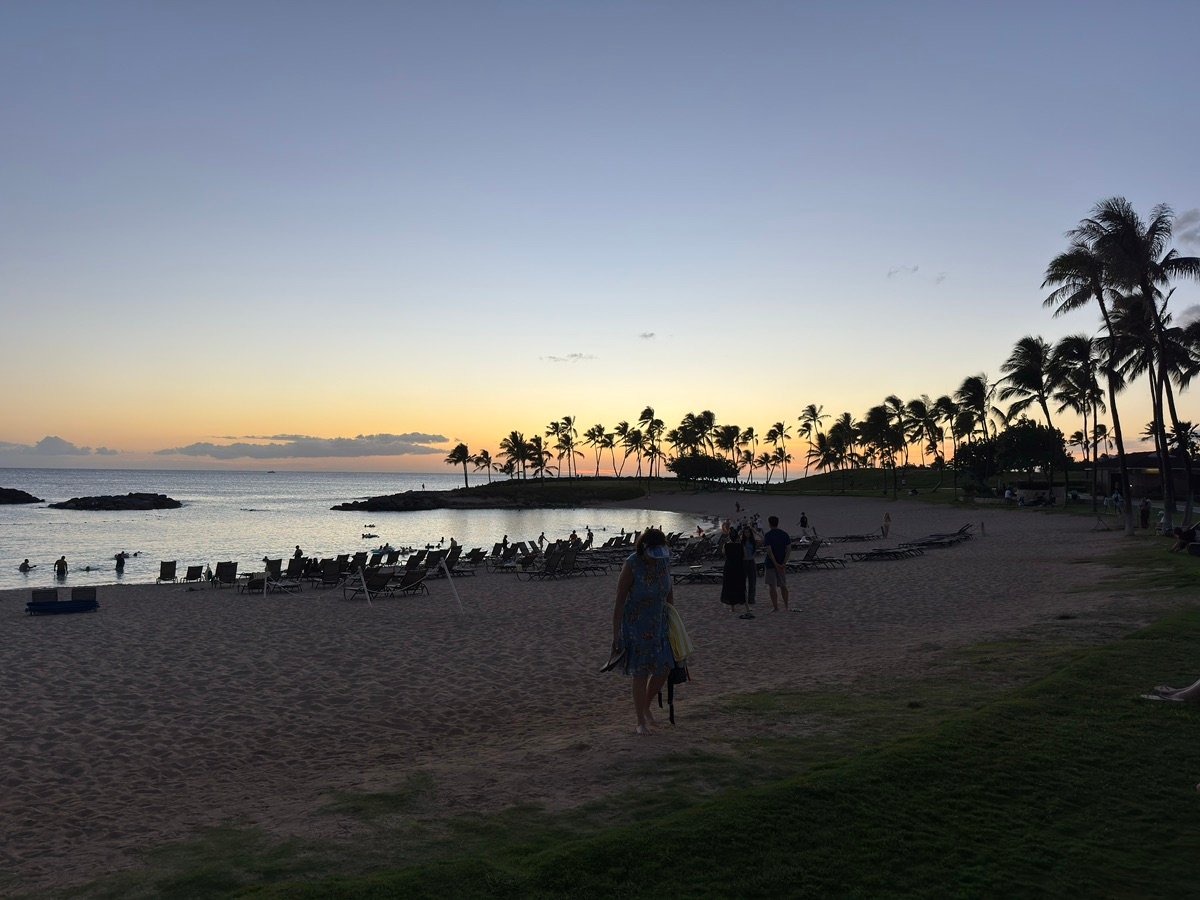 科奥利纳泻湖日落,地平线远处有一艘船
