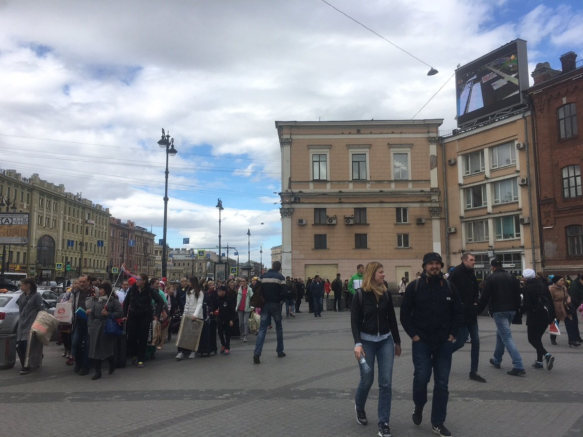 ガレリアショッピングモールのデジタルスクリーンが、アレクサンドリンスキー劇場のロシア語のイベントを表示しているクローズアップ。