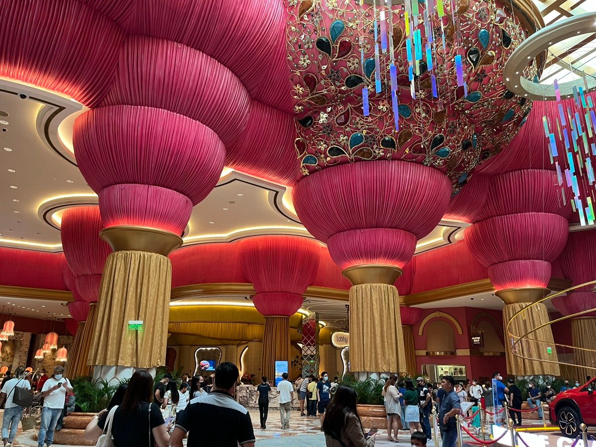 Primer plano del ornamentado techo fucsia y luces colgantes