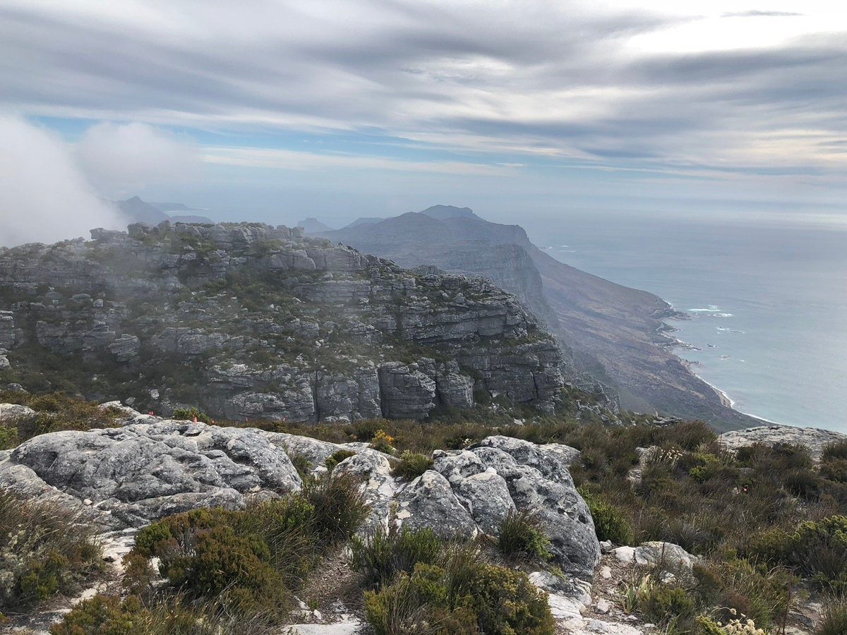 从桌山山顶看到的十二使徒和大西洋的更广阔景色