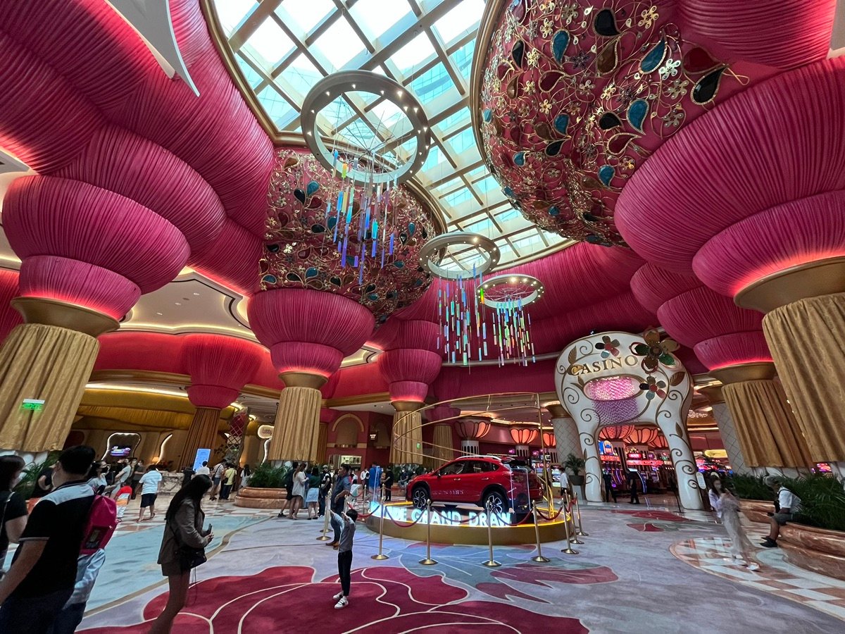 SUV rojo en exhibición cerca de la entrada del casino en el lobby de Okada Manila