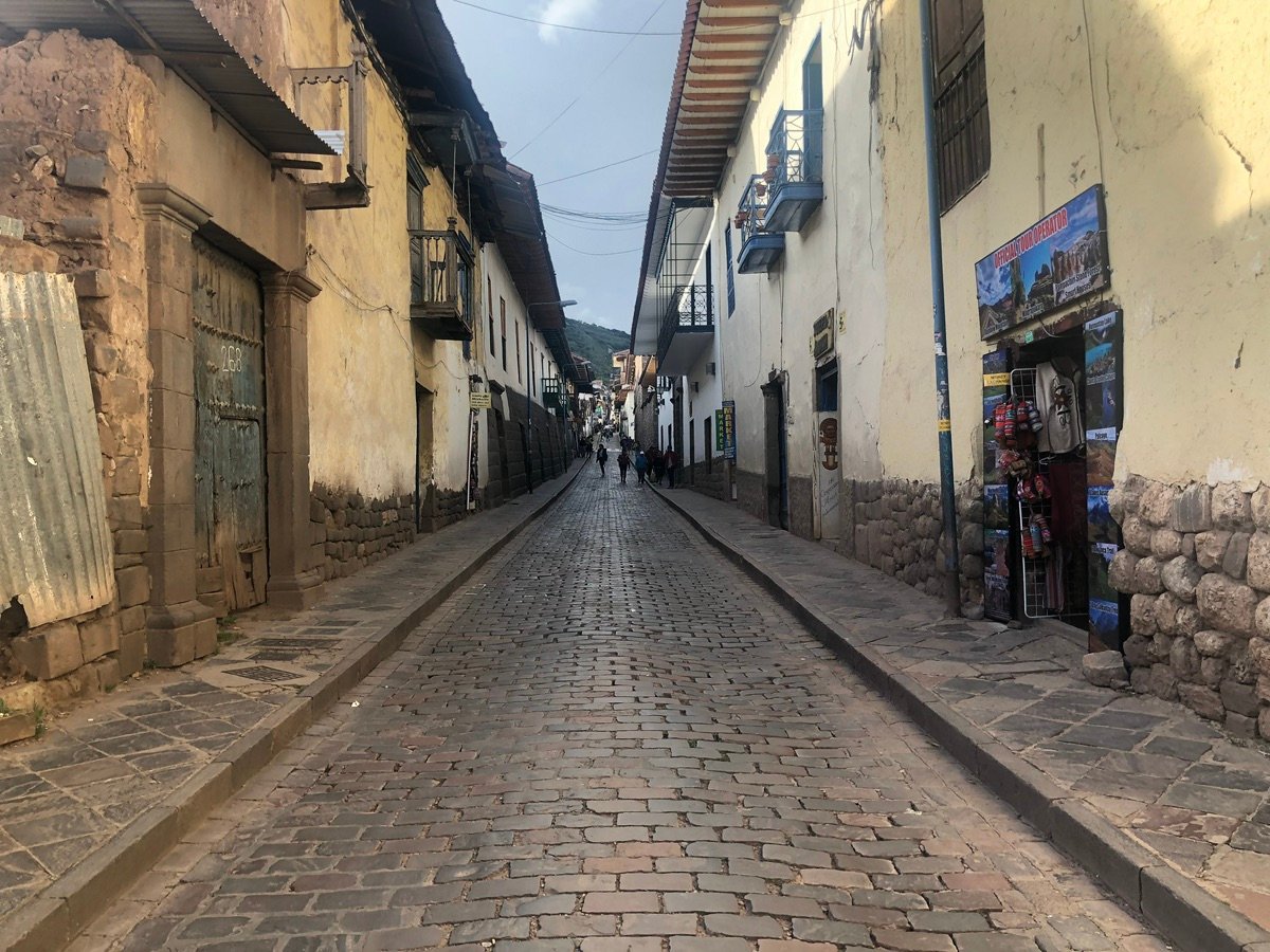 库斯科苏埃西亚街上的“MARKET”和“LAVANDERIA”招牌