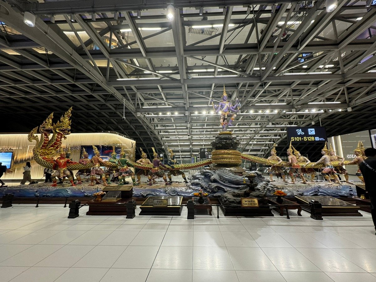 素万那普机场内“搅动乳海”雕塑，在熙熙攘攘的旅客中展现神话魅力