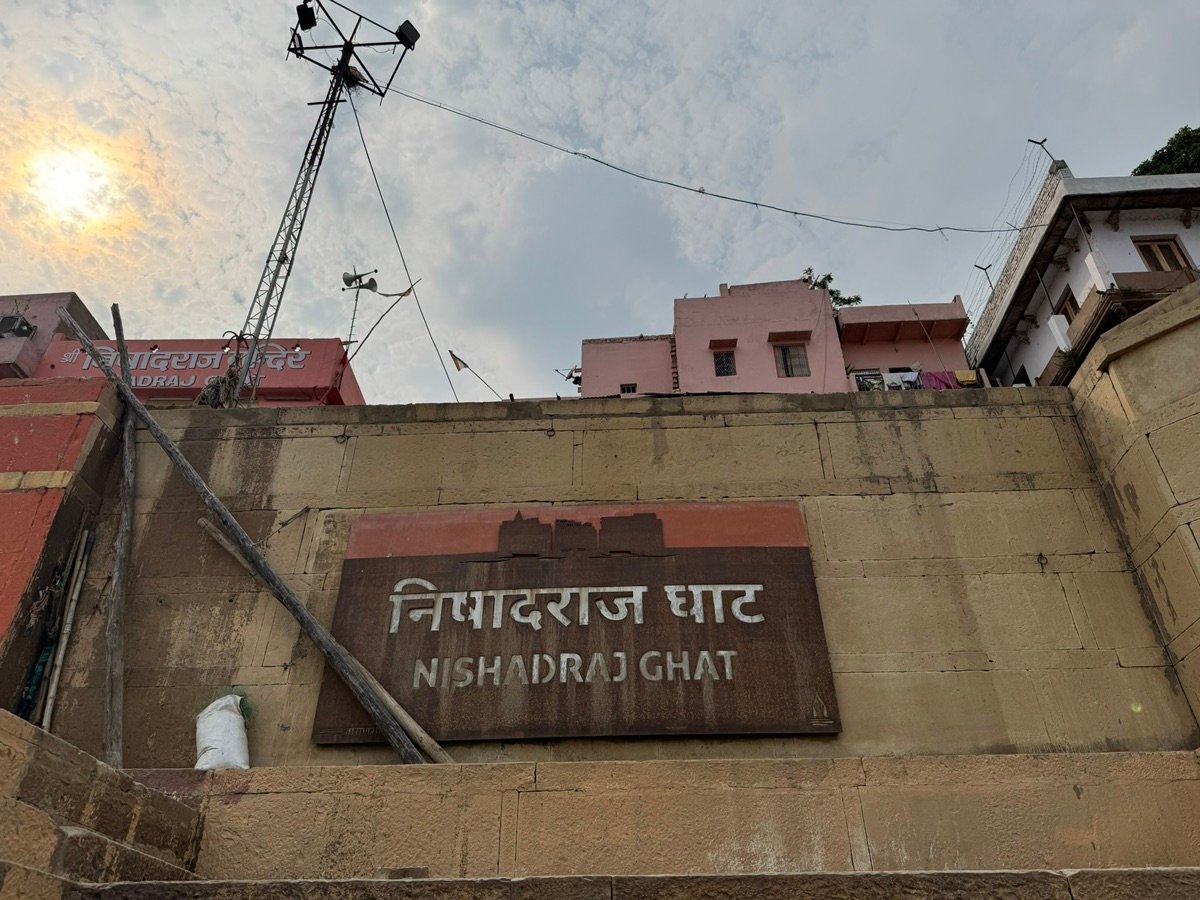 人们在瓦拉纳西恒河边的河坛上行走，展现了整体建筑和河流