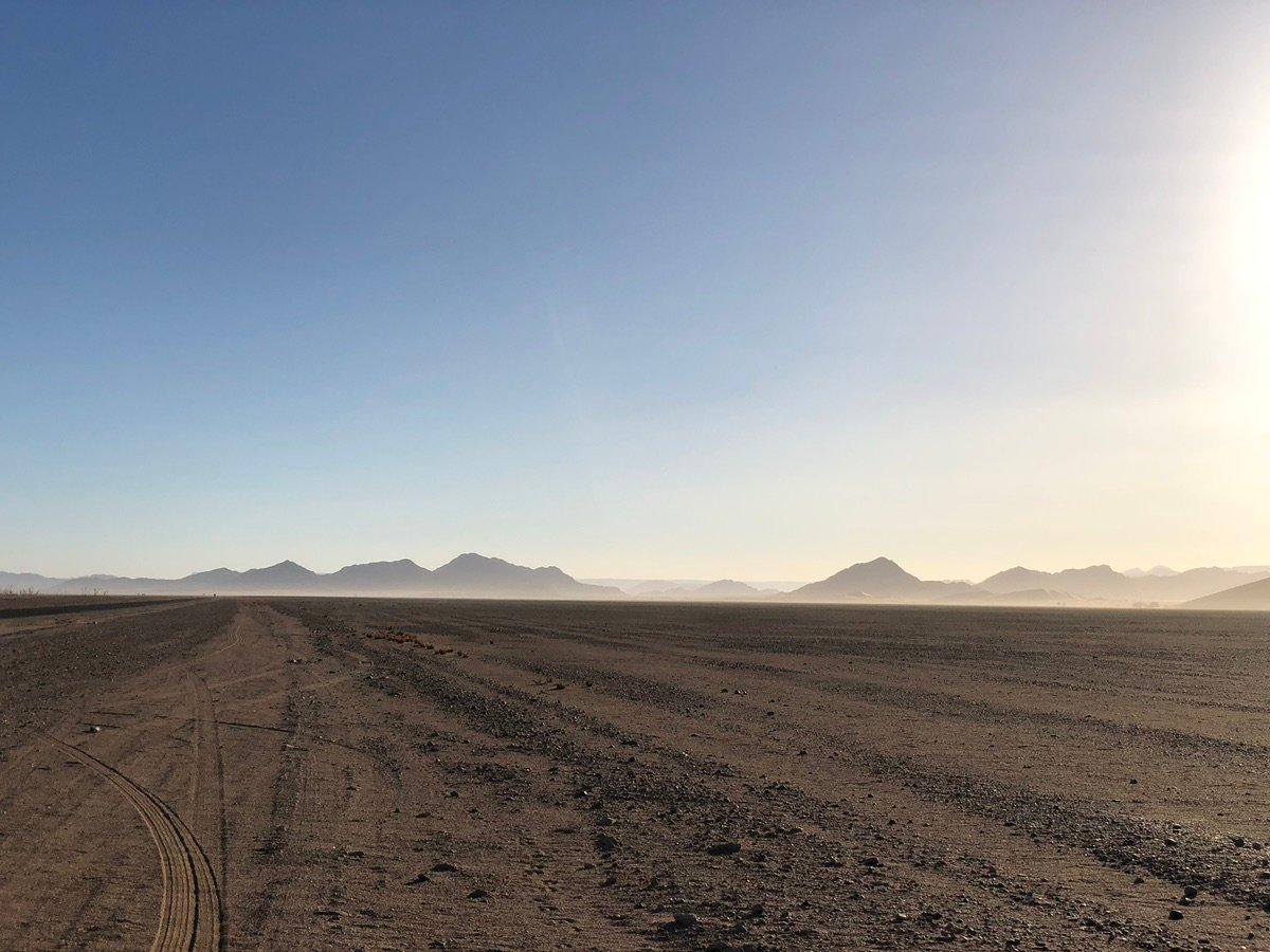 Vista lejana del paisaje de Sossusvlei y el cielo
