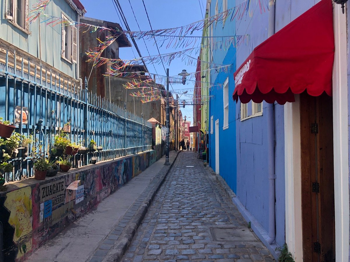 随风飘扬的彩色旗帜