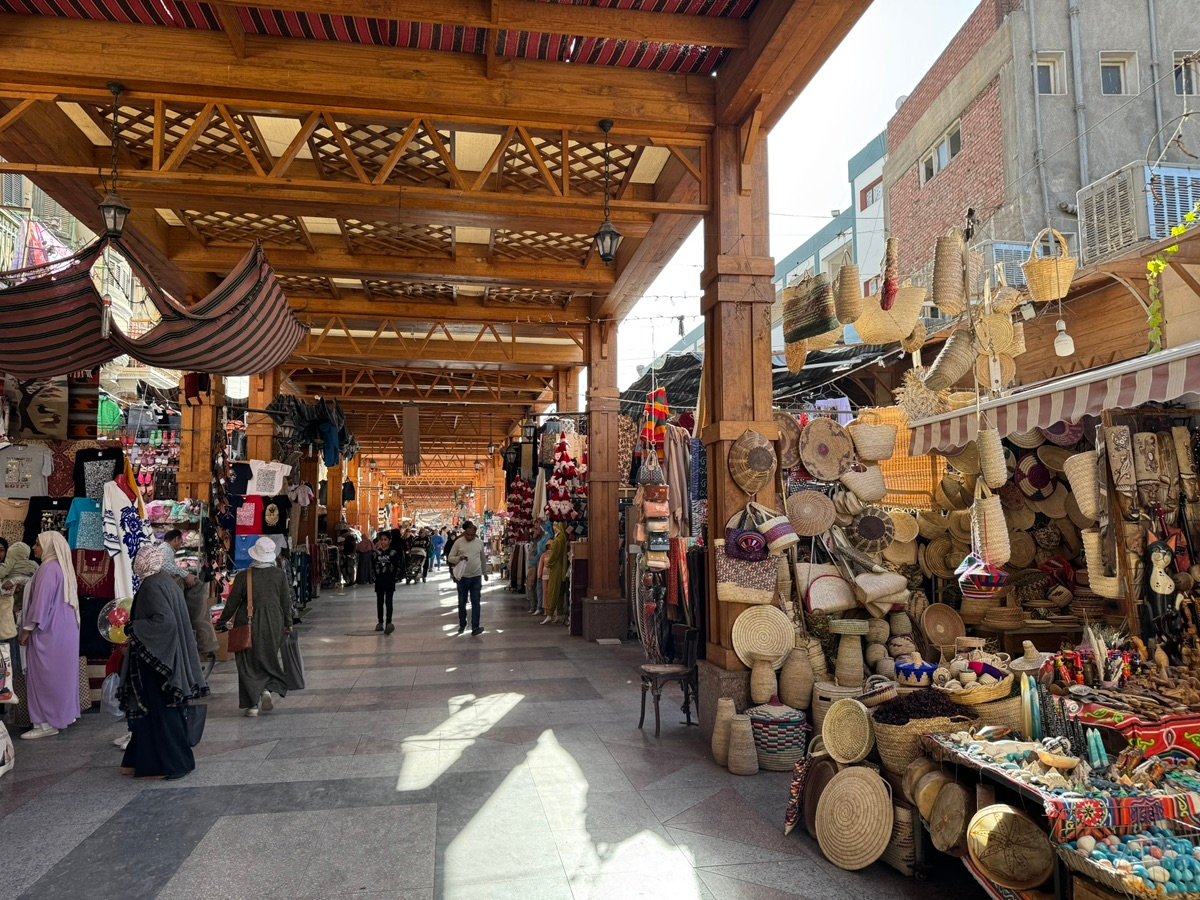 展示各种商品如包袋、香料和纪念品的摊位