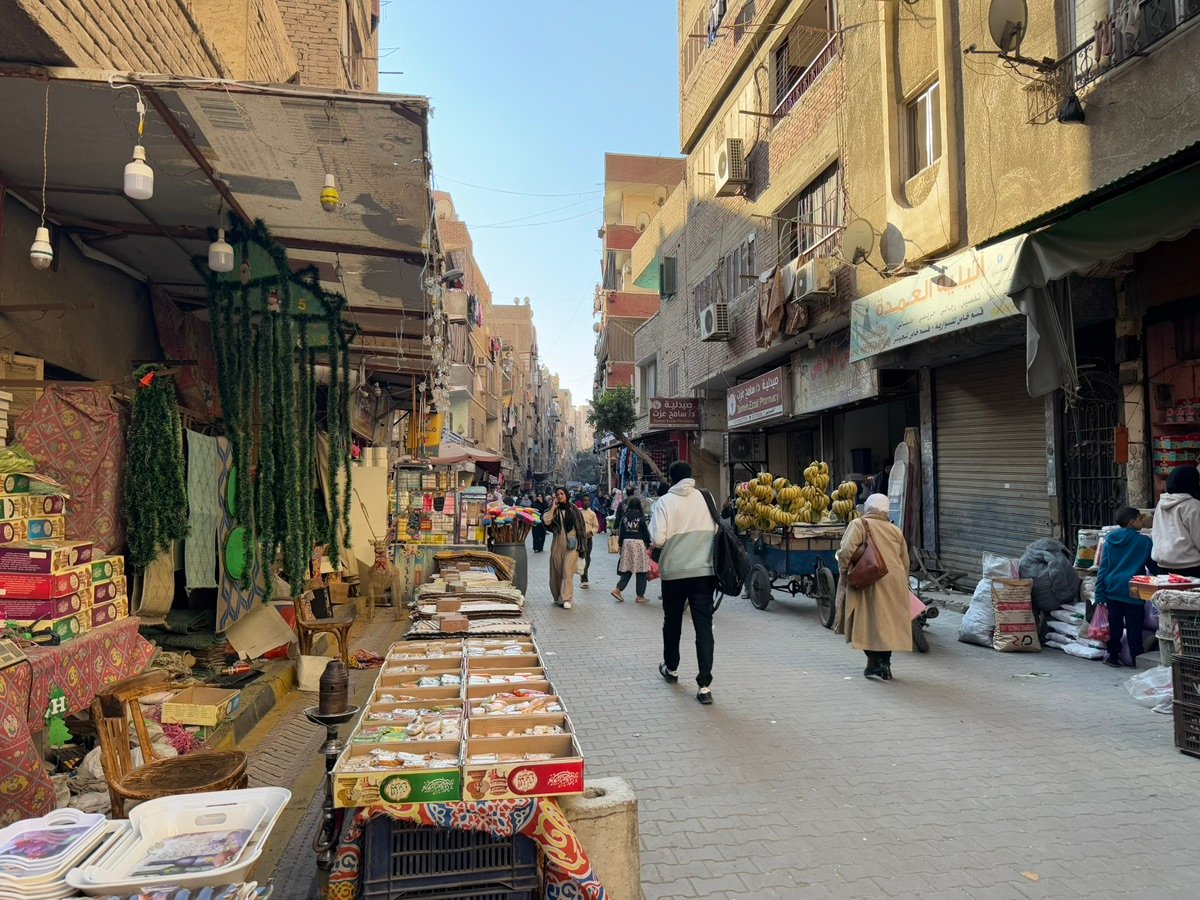 一排色彩繽紛的三輪摩托車，舒卜拉海邁街頭常見的交通工具。