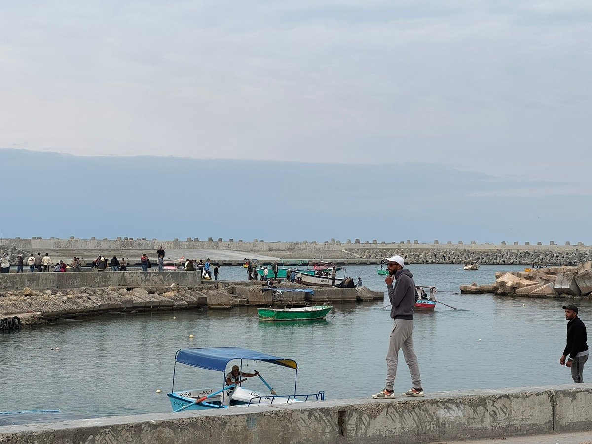 曇り空を背景にした街灯とスカイライン