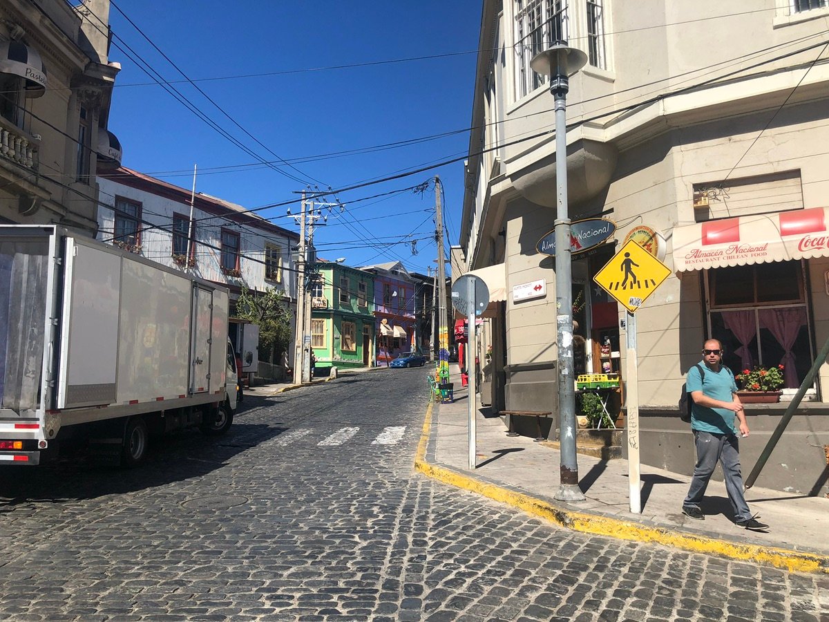 Close-up of the Un Color Diseño Mural in Valparaíso