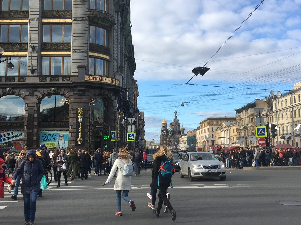 サンクトペテルブルクのカザン大聖堂の列柱からシンガーハウスを望む賑やかな街の眺め