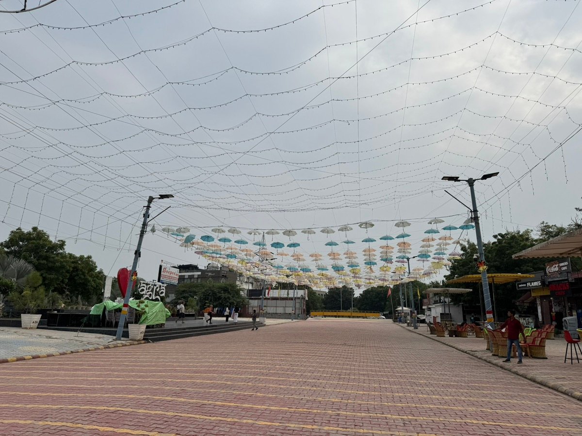 阿格拉雨傘街的繽紛天幕