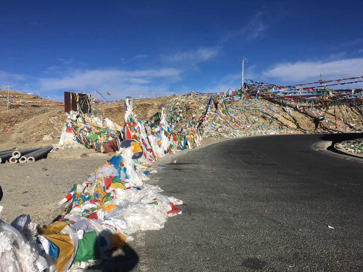 ヤムドク湖畔の緩やかな山道