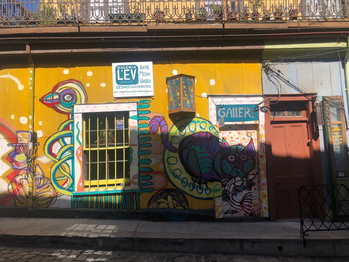 Street scene with Valparaíso mural and cars