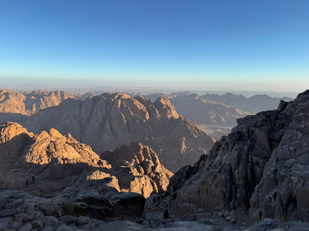 西奈山顶的日出景色,山脉被染成金黄色调