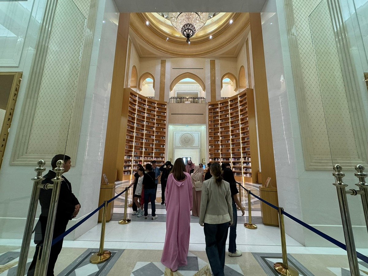 Arcos y estanterías de la biblioteca de la mezquita