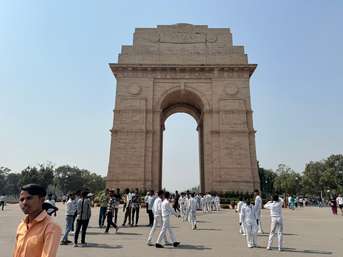 インド門の壮大なアーチと晴れた空