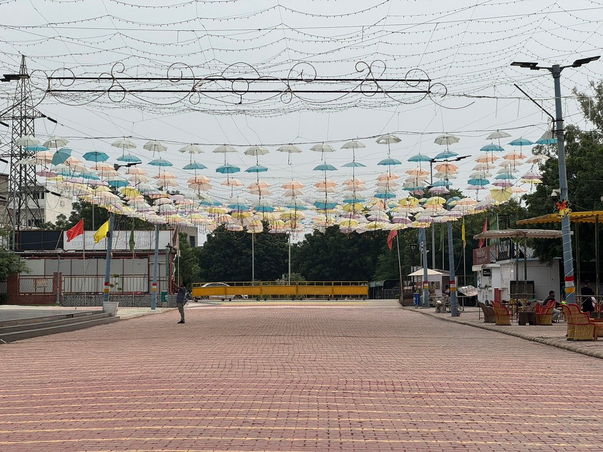 阿格拉雨傘街上的紅色愛心雕塑和餐廳
