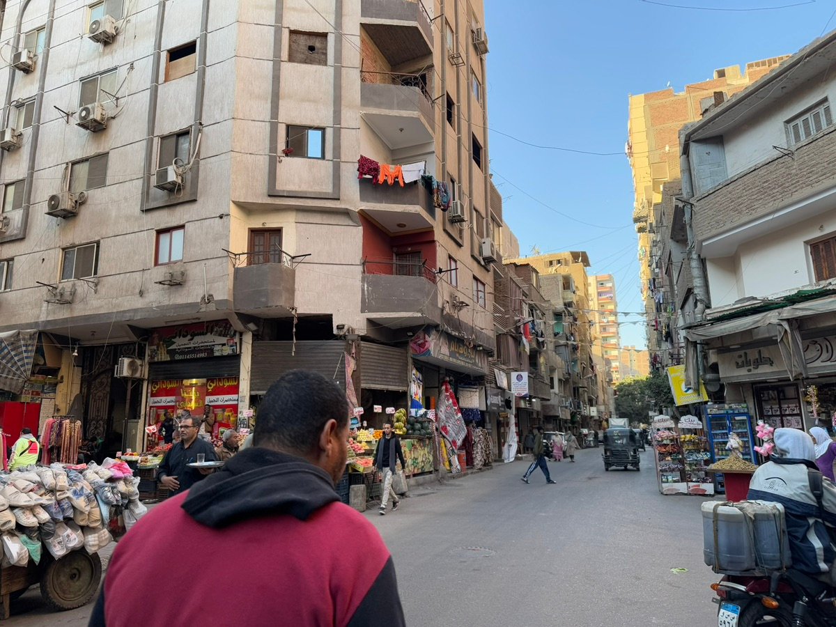 開羅舒卜拉海邁的經典街景，充滿活力和獨特的當地建築。