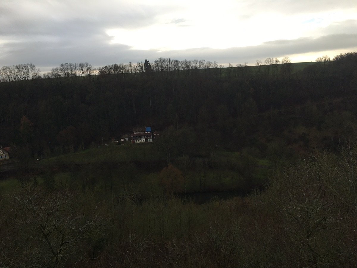 Una farola y un gran árbol en Burggarten de Rothenburg