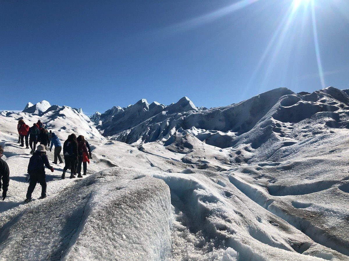 人们在阿根廷佩里托莫雷诺冰川上进行冰上徒步