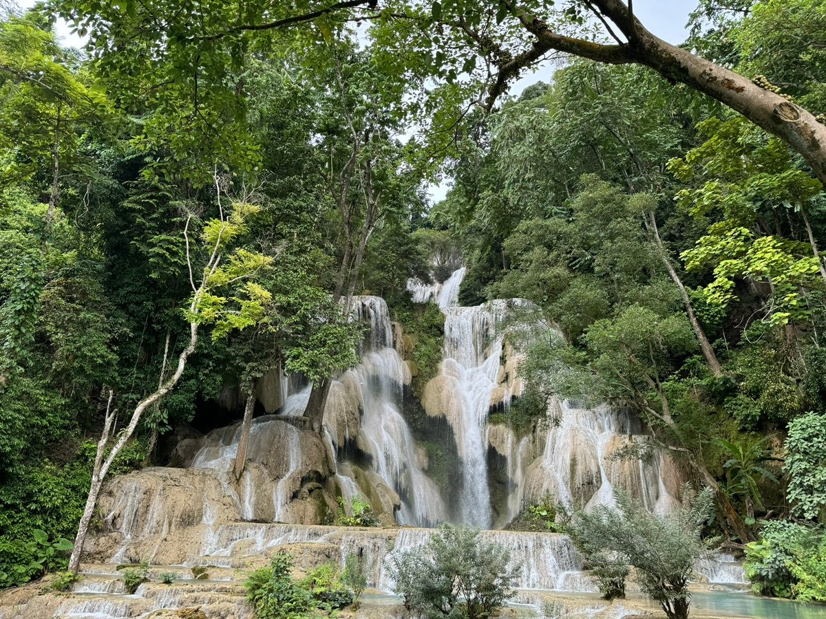 クアンシーの滝の中腹で、水が流れ落ちる様子