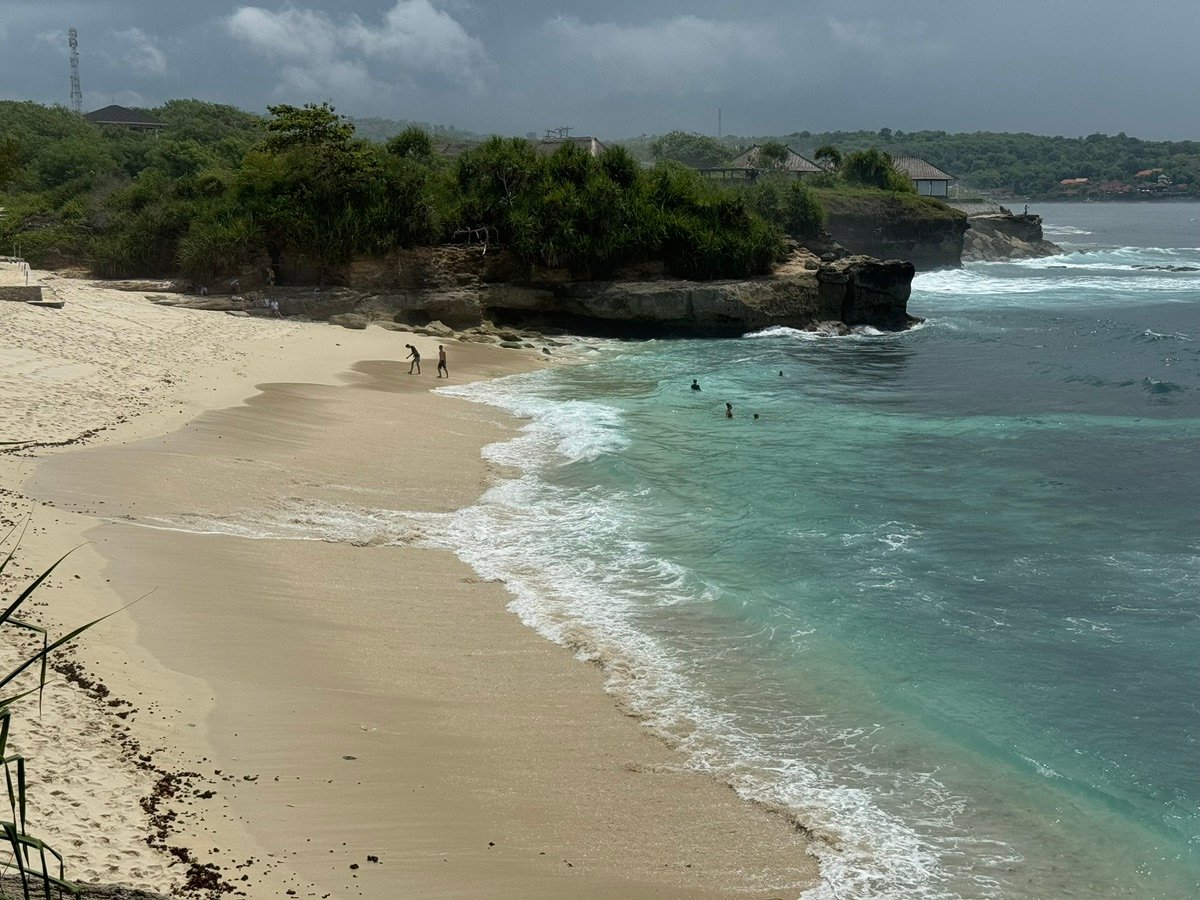 Paisaje de acantilados costeros cerca de Blue Lagoon en Nusa Ceningan
