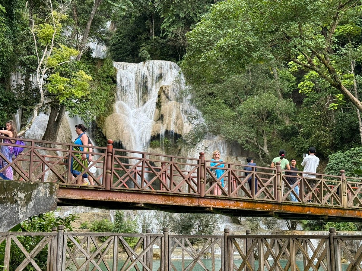 クアンシーの滝の下流にある、泳げるエメラルドグリーンのプール