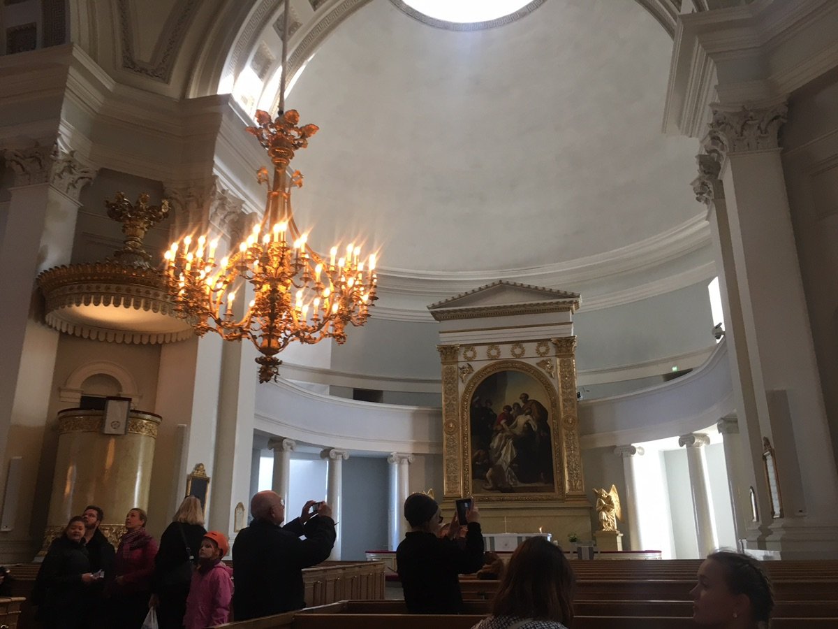 ヘルシンキ大聖堂の白いファサードと青い空