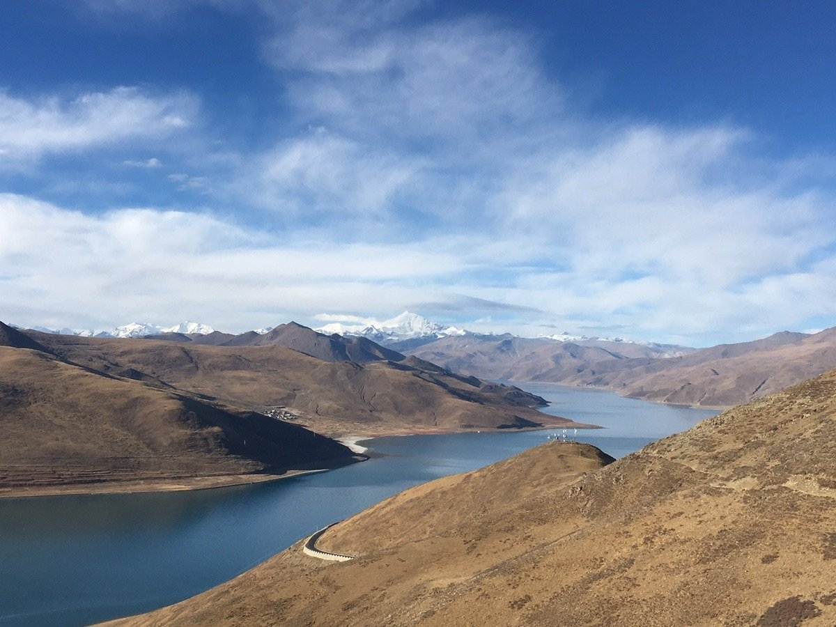 ヤムドク湖畔に続く山間の道
