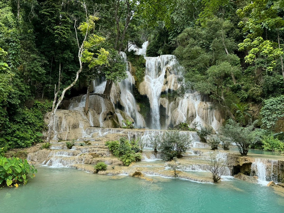 ラオスのクアンシーの滝の壮大な全景と豊かな緑