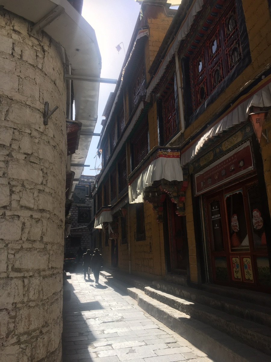 深い影の中を歩く路地裏の人々